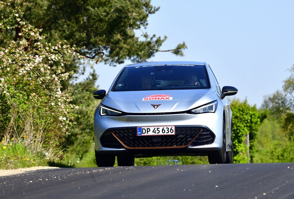 Bedste elbil i Oresund Rally blev denne CUPRA Born kørt af far og søn, Jens Gandrup og Kristian Flensbak
(Foto: Michael Eisenberg, Intercom)